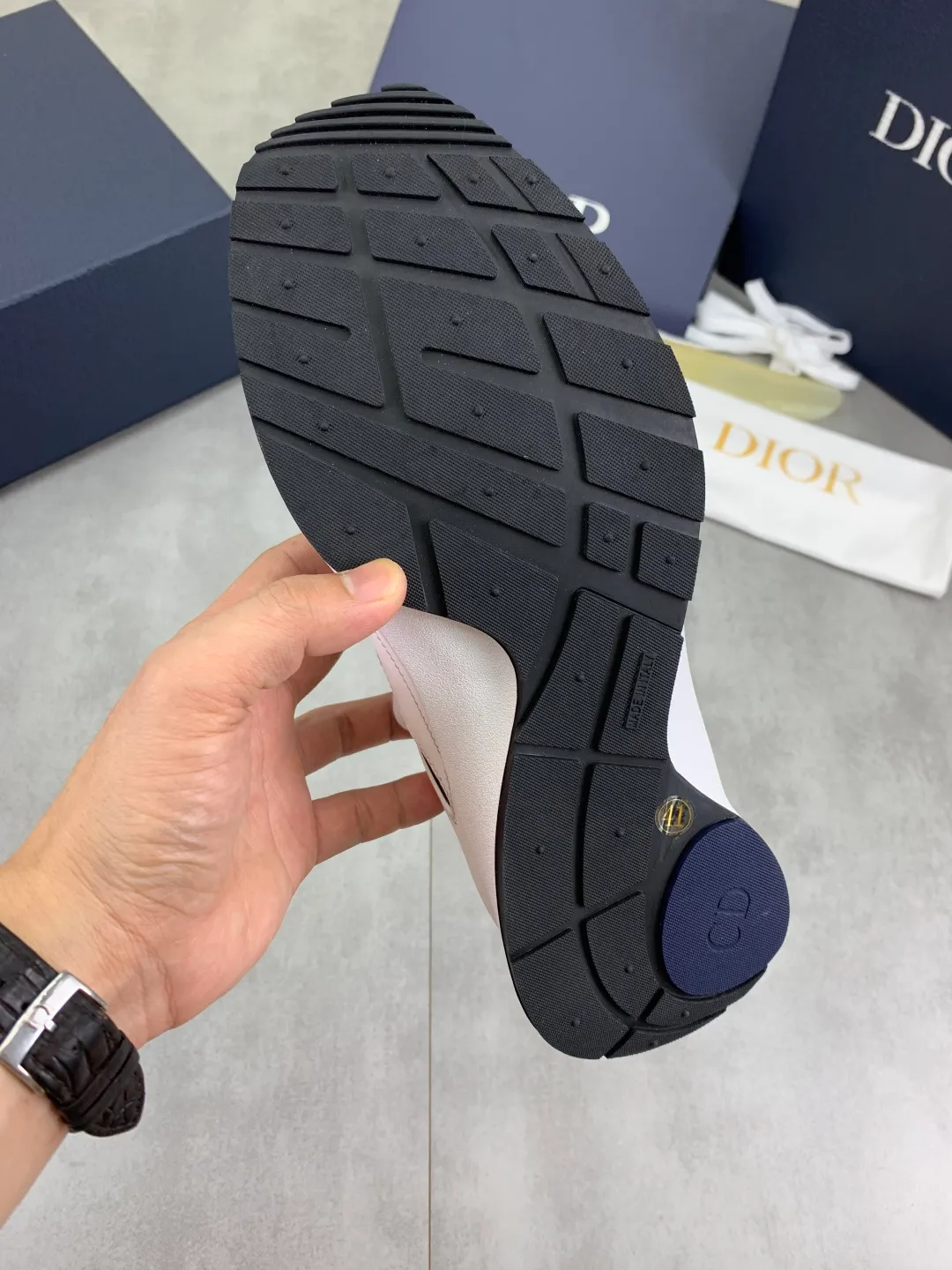 Men's shoes 💰P560 The new DIOR Dior sneakers are carefully made of black grained first-layer cowhide, embellished with the same color Dior Gravity embossed effect, which is exquisite and extraordinary. The interior is made of the same color sheep lining, which is soft and comfortable. Complete with original custom multi-color mohair wide laces and matte black-finished brass eyelets, the tonal rubber sole is embellished with the Oblique pattern, and the contrasting Dior 30 Avenue Montaigne logo on the rear tail adds style to the casual look. Size: 35-45 for men and women Color: 3️⃣ colors available
